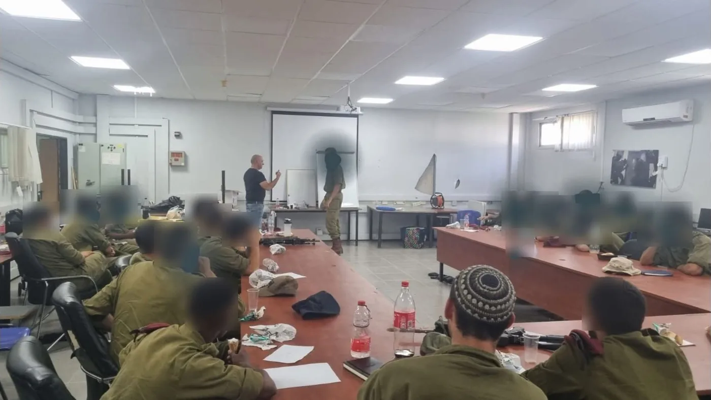יובל לחנה מרצה לצוות לוחמים ביחידת מגלן