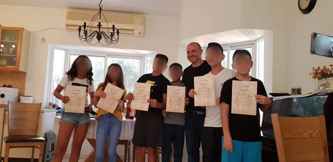 יובל לחנה עם קבוצת תלמידים בסדנה