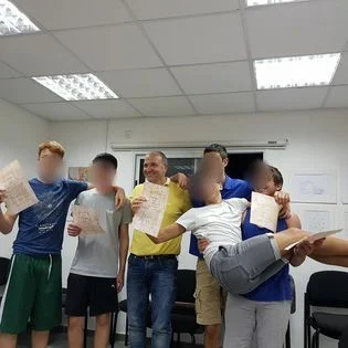 יובל לחנה עם קבוצת תלמידים בסדנה