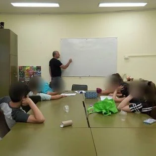 יובל לחנה עם קבוצת תלמידים בסדנה
