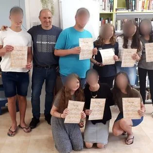 יובל לחנה עם קבוצת תלמידים בסדנה