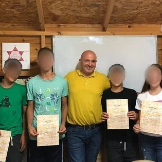 יובל לחנה עם קבוצת תלמידים בסדנה