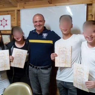 יובל לחנה עם קבוצת תלמידים בסדנה