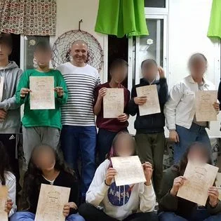 יובל לחנה עם קבוצת תלמידים בסדנה
